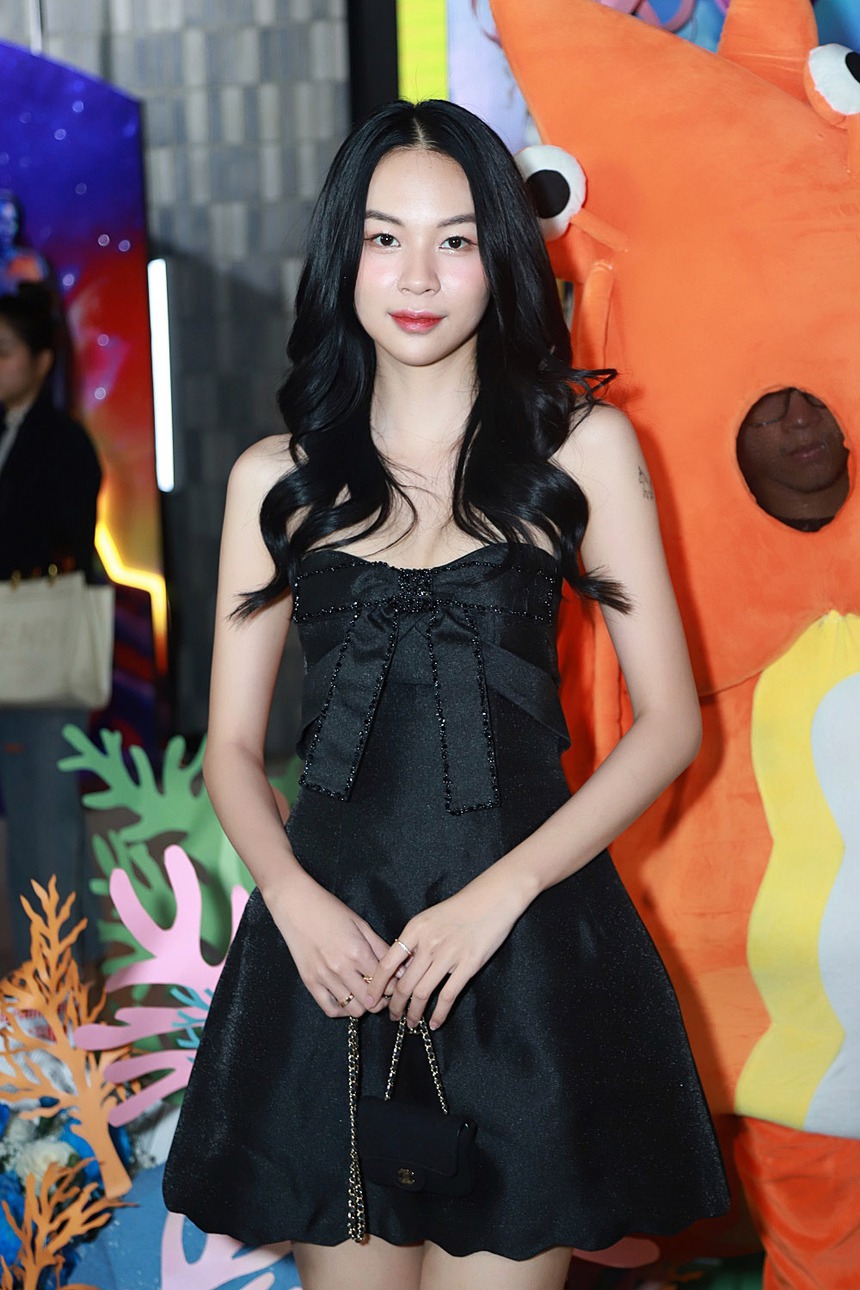 Nữ tân binh MiiNa vướng ồn ào "đạo nhái" Rose (BLACKPINK) tiếp tục gây tranh cãi khi đi xe lăn đến họp báo - Ảnh 14.