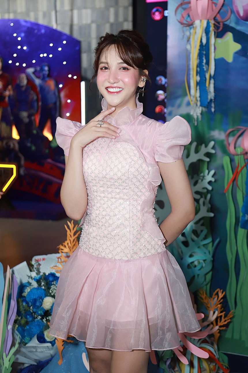 Nữ tân binh MiiNa vướng ồn ào "đạo nhái" Rose (BLACKPINK) tiếp tục gây tranh cãi khi đi xe lăn đến họp báo - Ảnh 13.