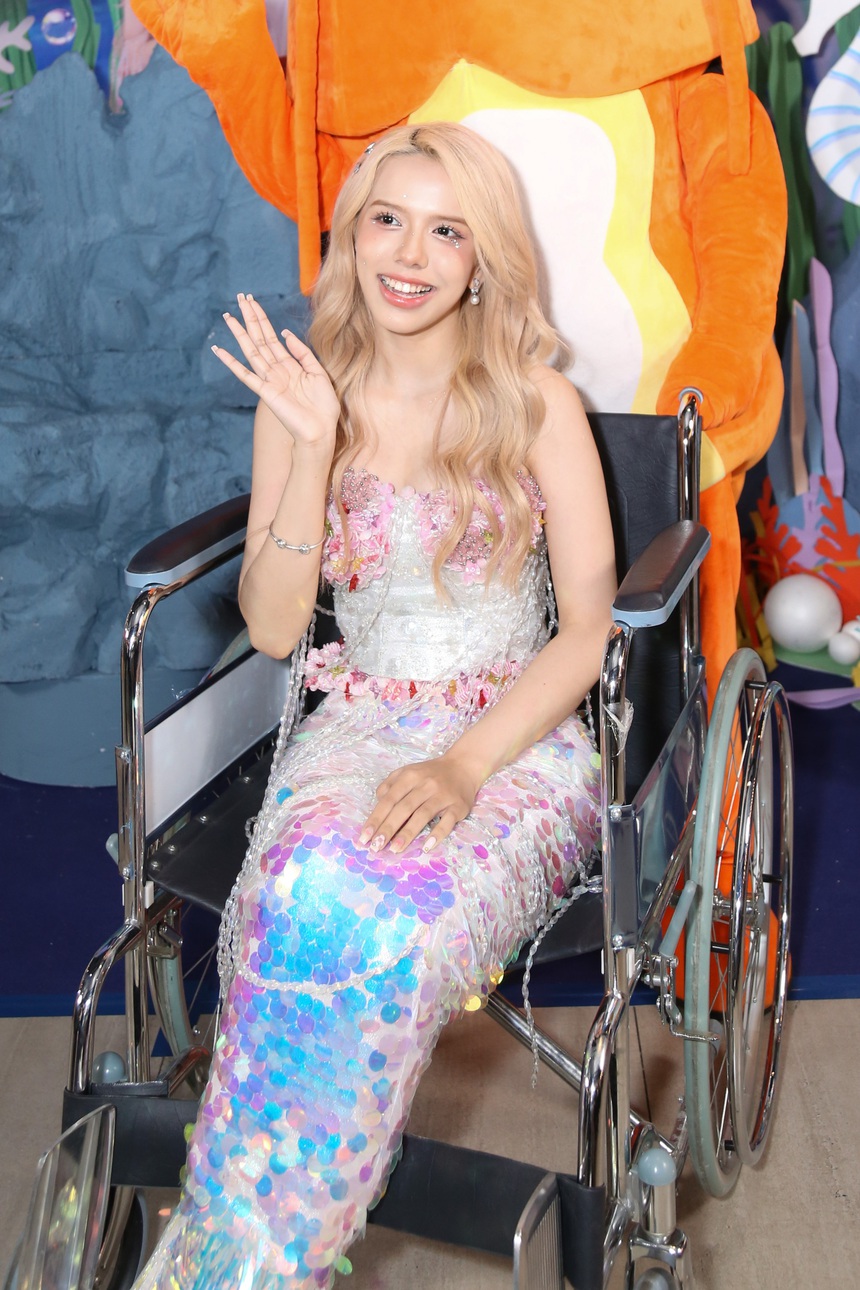 'Rosé Vietnam' giờ đổi gu 'cosplay' Jang Wonyoung (IVE), gây tranh cãi khi đi xe lăn tới họp báo - Ảnh 3.