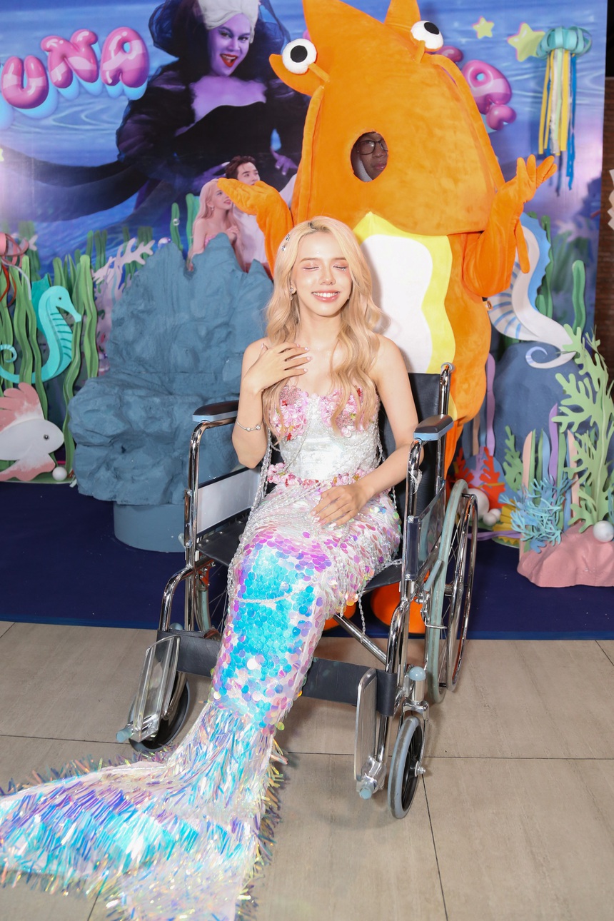 'Rosé Vietnam' giờ đổi gu 'cosplay' Jang Wonyoung (IVE), gây tranh cãi khi đi xe lăn tới họp báo - Ảnh 4.