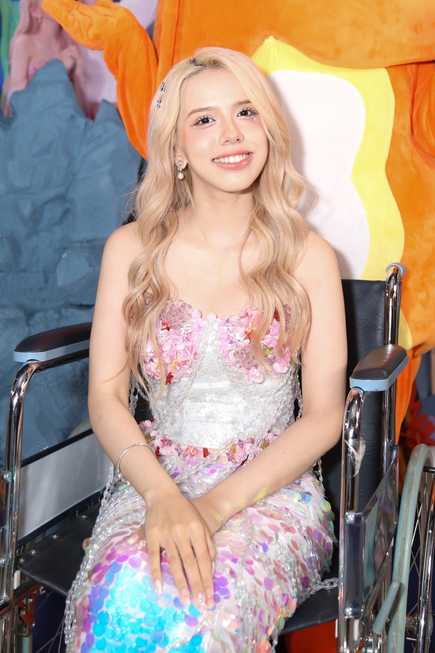 'Rosé Vietnam' giờ đổi gu 'cosplay' Jang Wonyoung (IVE), gây tranh cãi khi đi xe lăn tới họp báo - Ảnh 2.