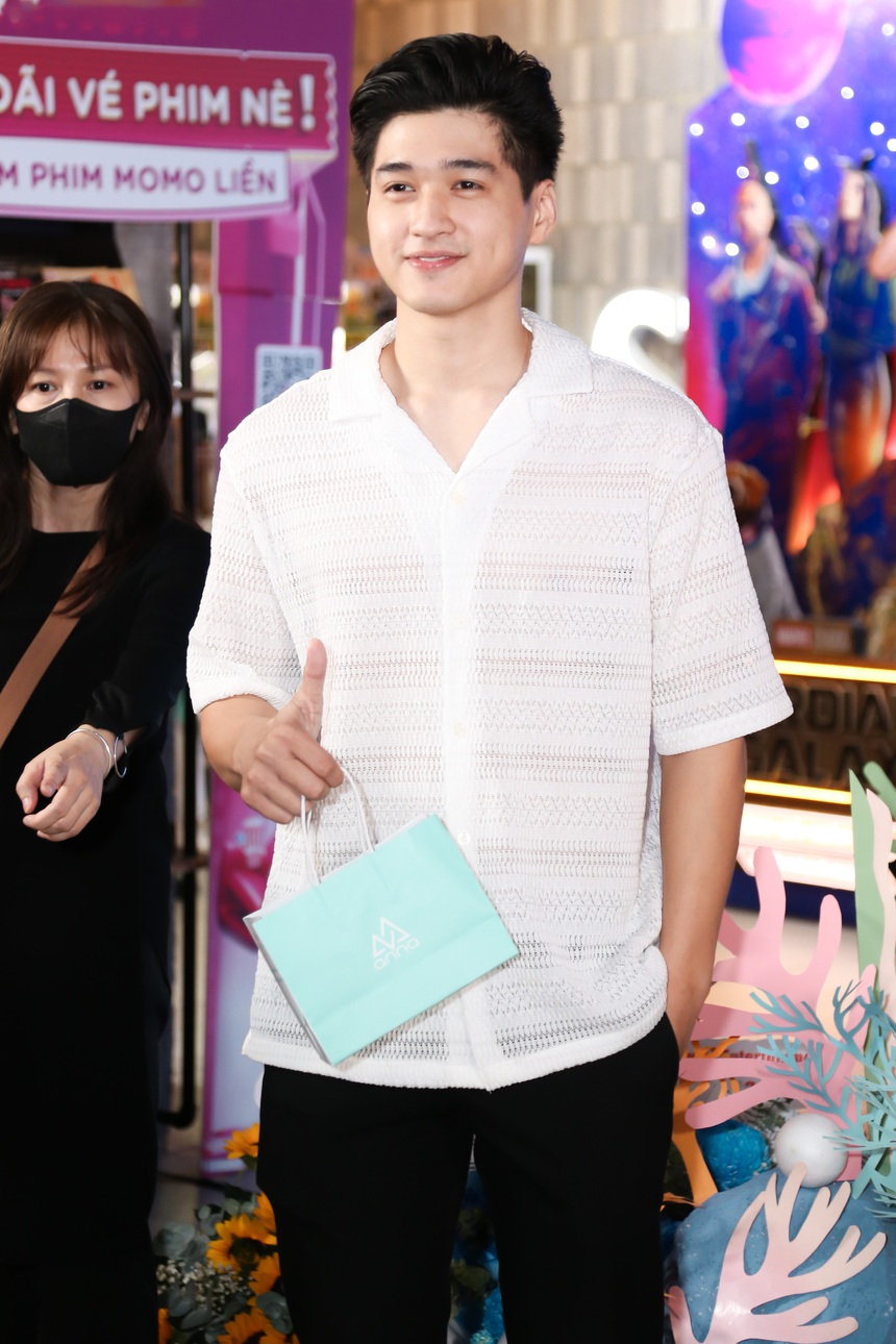 'Rosé Vietnam' giờ đổi gu 'cosplay' Jang Wonyoung (IVE), gây tranh cãi khi đi xe lăn tới họp báo - Ảnh 11.