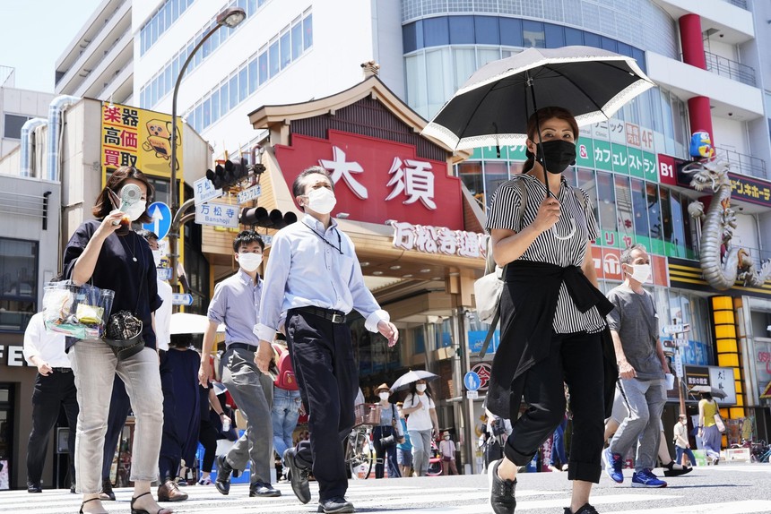 Nhật Bản chấm dứt kiểm soát phòng dịch Covid-19 - Ảnh 1.