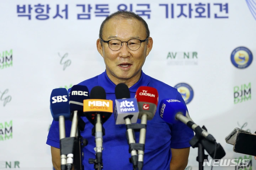 Tin nóng bóng đá tối 27/4: Maguire quyết định tương lai ở MU, HLV Park tràn đầy cơ hội dẫn dắt CLB CAHN - Ảnh 3.