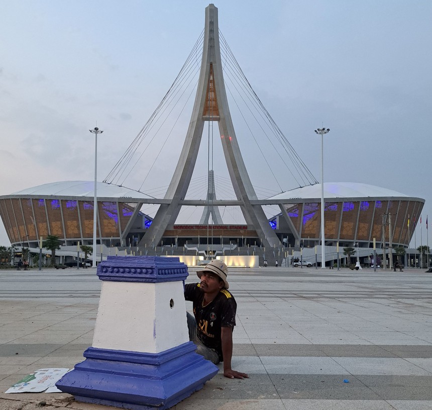 Công nhân Campuchia dựng lều ngủ tại SVĐ nghìn tỷ, hối hả chuẩn bị lễ khai mạc SEA Games 32 - Ảnh 1.