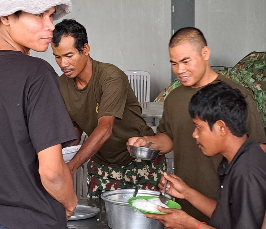 Công nhân Campuchia dựng lều ngủ tại SVĐ nghìn tỷ, hối hả chuẩn bị lễ khai mạc SEA Games 32 - Ảnh 5.