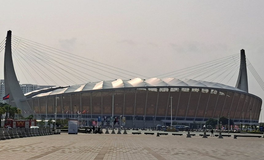 Công nhân Campuchia dựng lều ngủ tại SVĐ nghìn tỷ, hối hả chuẩn bị lễ khai mạc SEA Games 32 - Ảnh 10.