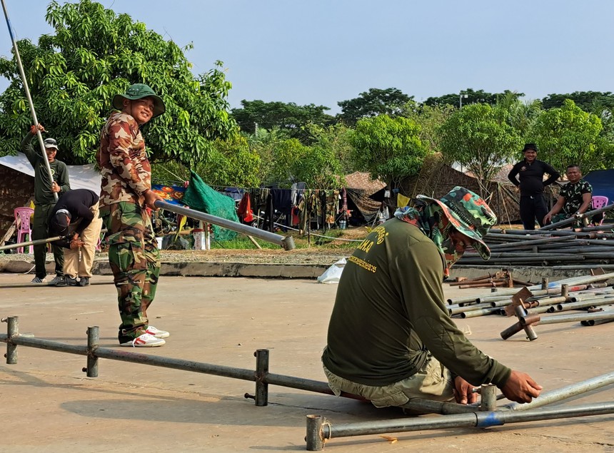 Công nhân Campuchia dựng lều ngủ tại SVĐ nghìn tỷ, hối hả chuẩn bị lễ khai mạc SEA Games 32 - Ảnh 4.