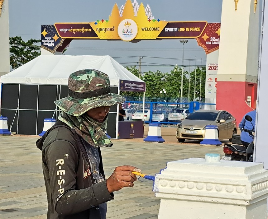 Công nhân Campuchia dựng lều ngủ tại SVĐ nghìn tỷ, hối hả chuẩn bị lễ khai mạc SEA Games 32 - Ảnh 2.