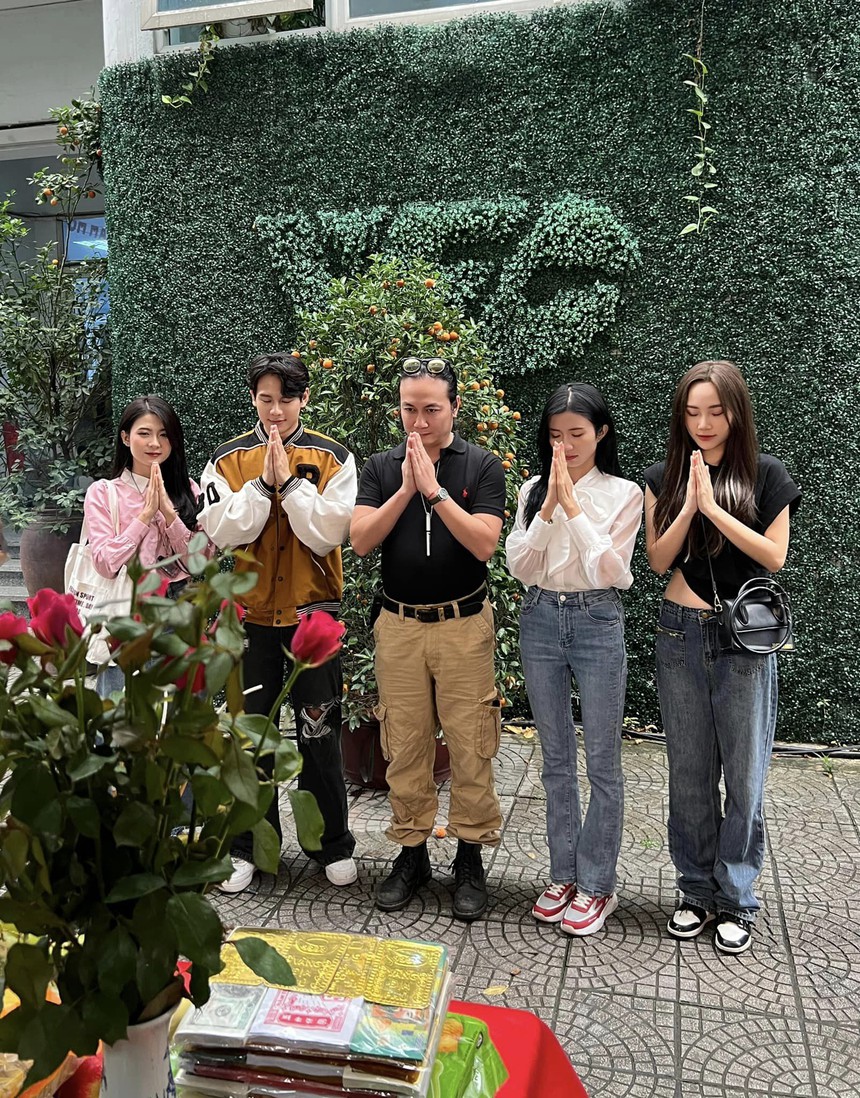 Thái Vũ - 'con trai' Hồng Diễm hội ngộ Vân Vân 'ba chấm', tái xuất phim mới - Ảnh 1. Thái Vũ - 'con trai' Hồng Diễm hội ngộ Vân Vân 'ba chấm', tái xuất phim mới - Ảnh 1.