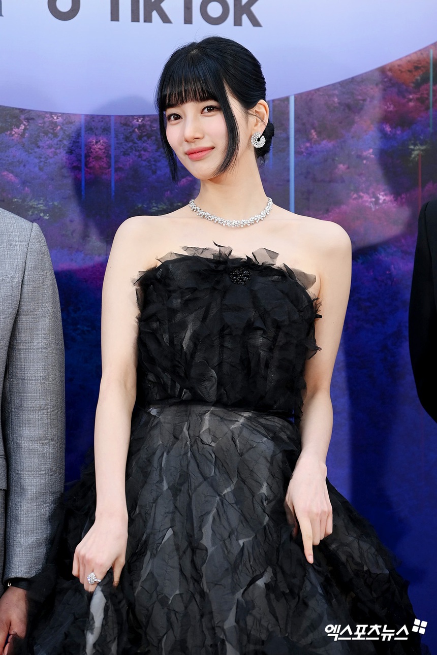 Siêu thảm đỏ Baeksang 2023: Song Hye Kyo tái xuất tựa nữ thần, "ác nữ" Lim Ji Yeon đọ sắc cực gắt với Suzy - IU - Ảnh 8. Siêu thảm đỏ Baeksang 2023: Song Hye Kyo tái xuất tựa nữ thần, "ác nữ" Lim Ji Yeon đọ sắc cực gắt với Suzy - IU - Ảnh 8.