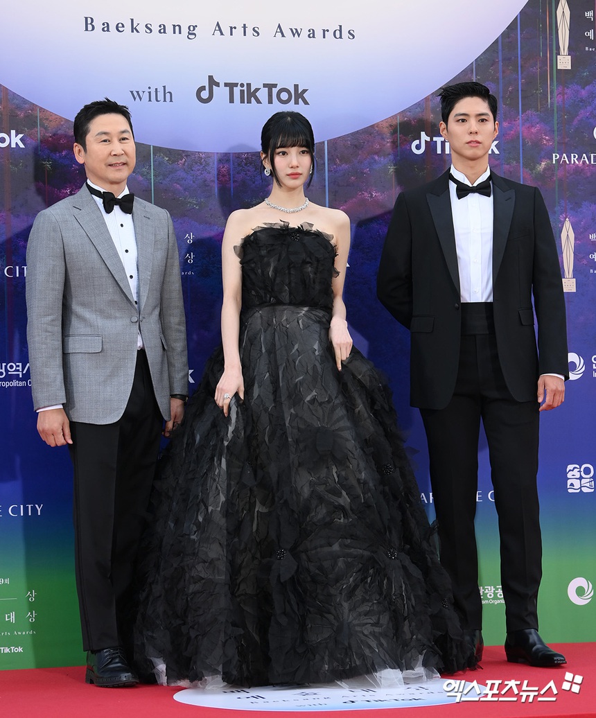 Siêu thảm đỏ Baeksang 2023: Song Hye Kyo tái xuất tựa nữ thần, "ác nữ" Lim Ji Yeon đọ sắc cực gắt với Suzy - IU - Ảnh 9. Siêu thảm đỏ Baeksang 2023: Song Hye Kyo tái xuất tựa nữ thần, "ác nữ" Lim Ji Yeon đọ sắc cực gắt với Suzy - IU - Ảnh 9.