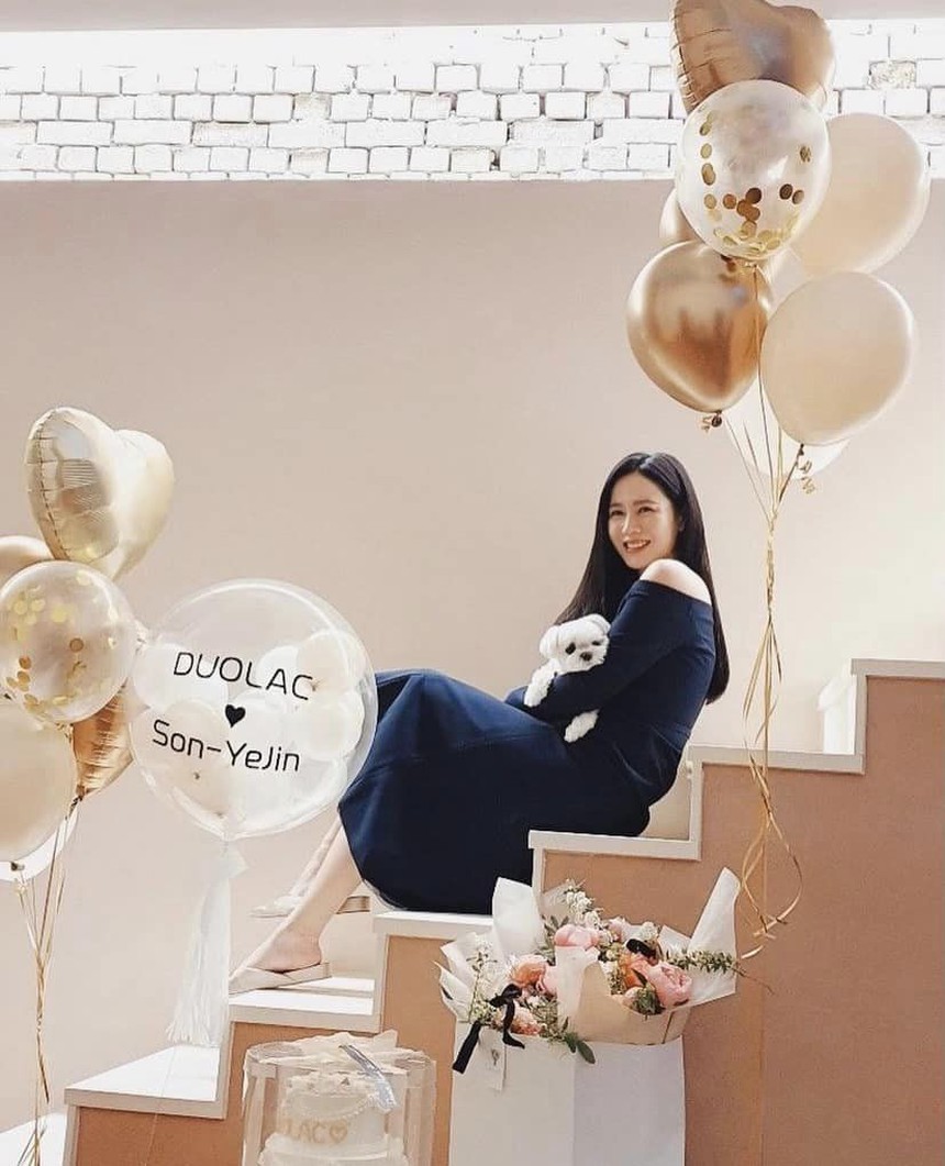 (Tin T7) Son Ye Jin tái xuất với thân hình khác lạ sau 5 tháng sinh con - Ảnh 8.