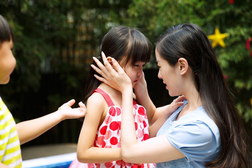 Đăng ký lớp tiếng Anh cho con gái 5 tuổi, nghe con chia sẻ "chuyện vui hôm nay ở trường", bố mẹ vội vàng báo cảnh sát - Ảnh 2.