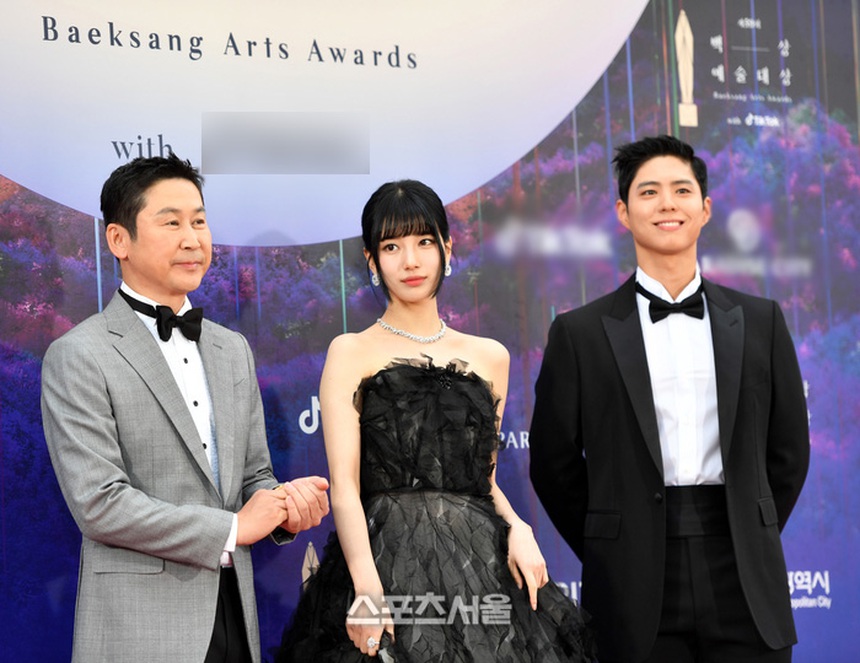 Baeksang 2023: Park Bo Gum vẫn né Suzy như 'né tà', gồng cứng cả người chụp ảnh chẳng khác robot - Ảnh 2.
