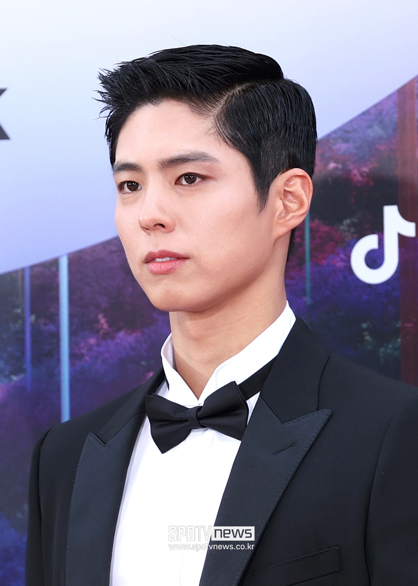 Thảm đỏ Baeksang lần thứ 59: Song Hye Kyo khoe nhan sắc chuẩn nữ thần, hội ngộ "tình cũ" Lee Byung Hun - Ảnh 7.