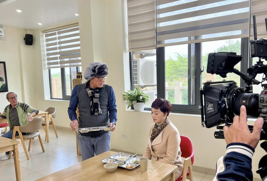 Ekip phim 'Bà ngoại lắm chiêu' chia sẻ những hình ảnh hậu trường hiếm hoi - Ảnh 2.