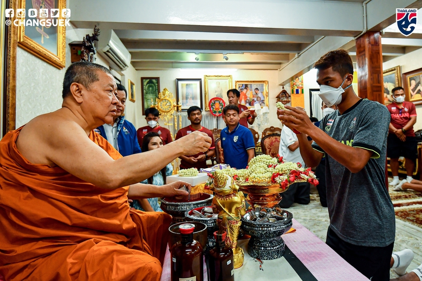 U22 Thái Lan tới ngôi chùa nổi tiếng cầu may mắn trước khi tranh HCV với U22 Việt Nam tại SEA Games - Ảnh 3.