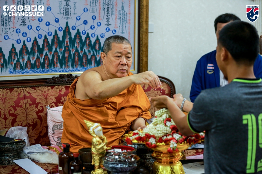 U22 Thái Lan tới ngôi chùa nổi tiếng cầu may mắn trước khi tranh HCV với U22 Việt Nam tại SEA Games - Ảnh 5.