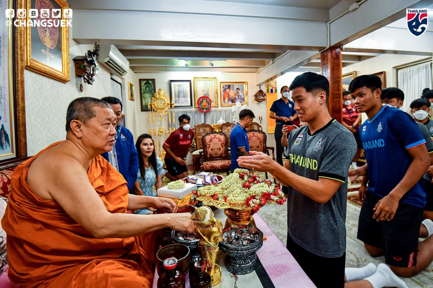 U22 Thái Lan tới ngôi chùa nổi tiếng cầu may mắn trước khi tranh HCV với U22 Việt Nam tại SEA Games - Ảnh 2.