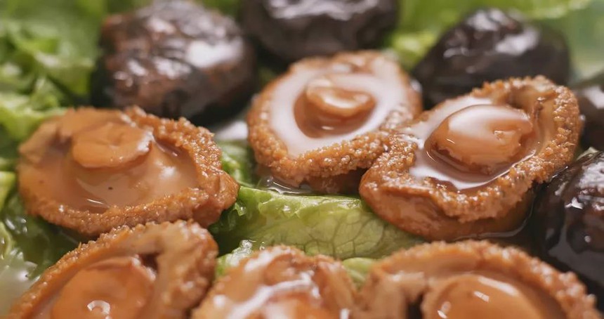 "Vàng" dưới đáy biển: Xưa là sản vật dành cho vua chúa, nay ai cũng mua được vì Trung Quốc nuôi trồng rất nhiều - Ảnh 1.