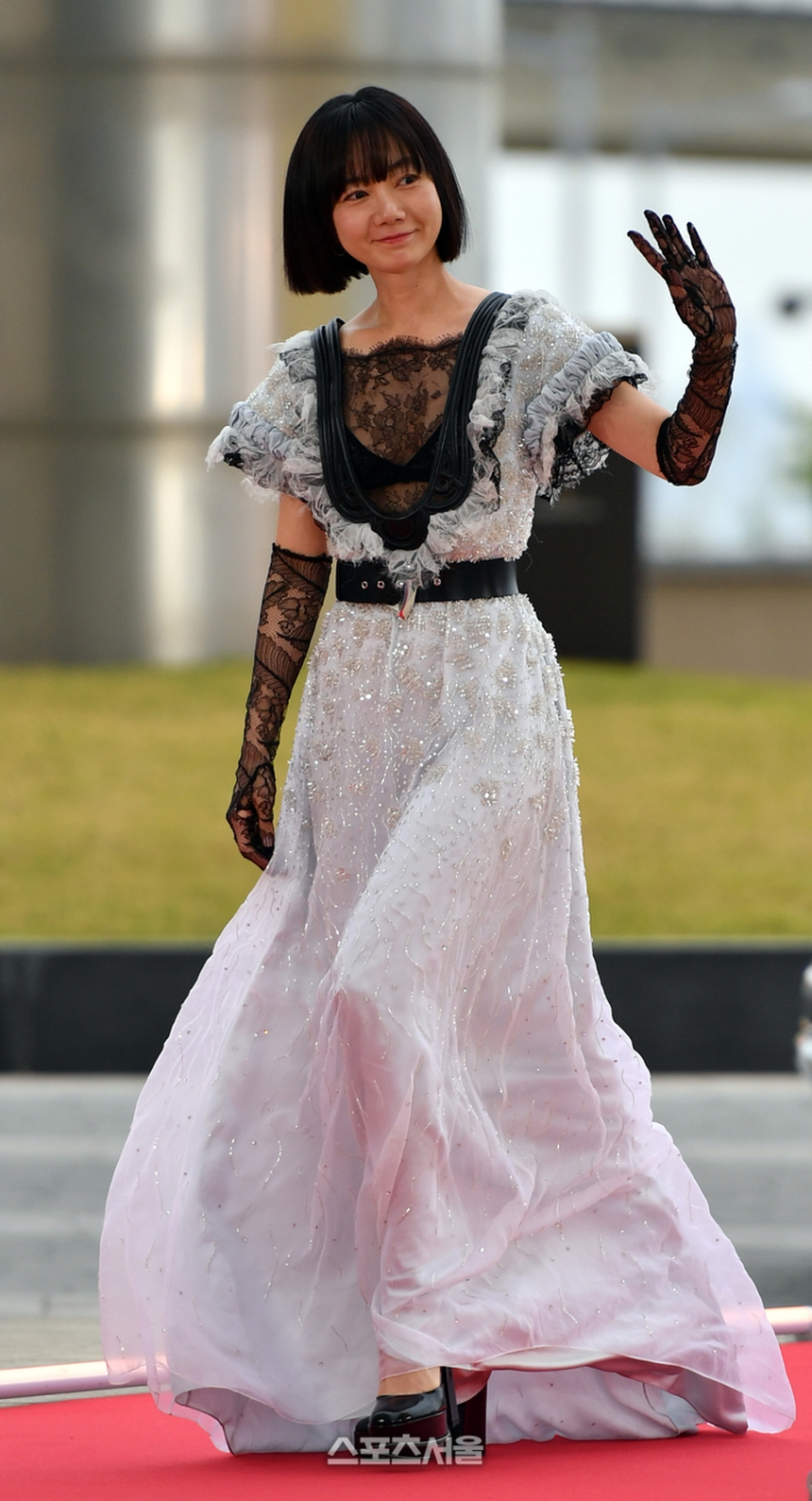 Siêu thảm đỏ Baeksang 2023: Song Hye Kyo tái xuất tựa nữ thần, "ác nữ" Lim Ji Yeon đọ sắc cực gắt với Suzy - IU - Ảnh 30. Siêu thảm đỏ Baeksang 2023: Song Hye Kyo tái xuất tựa nữ thần, "ác nữ" Lim Ji Yeon đọ sắc cực gắt với Suzy - IU - Ảnh 30.