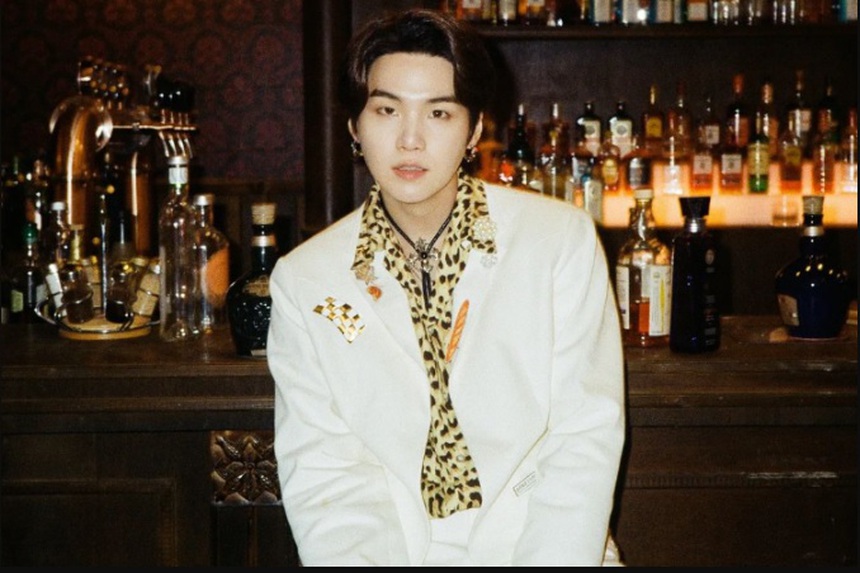 Suga BTS phục vụ rượu miễn phí cho ARMY trong ngày đầu tiên của tour diễn solo - Ảnh 4.