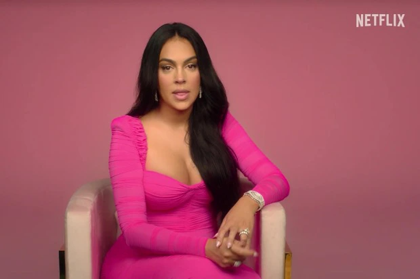 So kè WAG: Bạn gái Ronaldo hơn về độ nổi tiếng nhưng không có được 'danh phận' như vợ Messi - Ảnh 2.