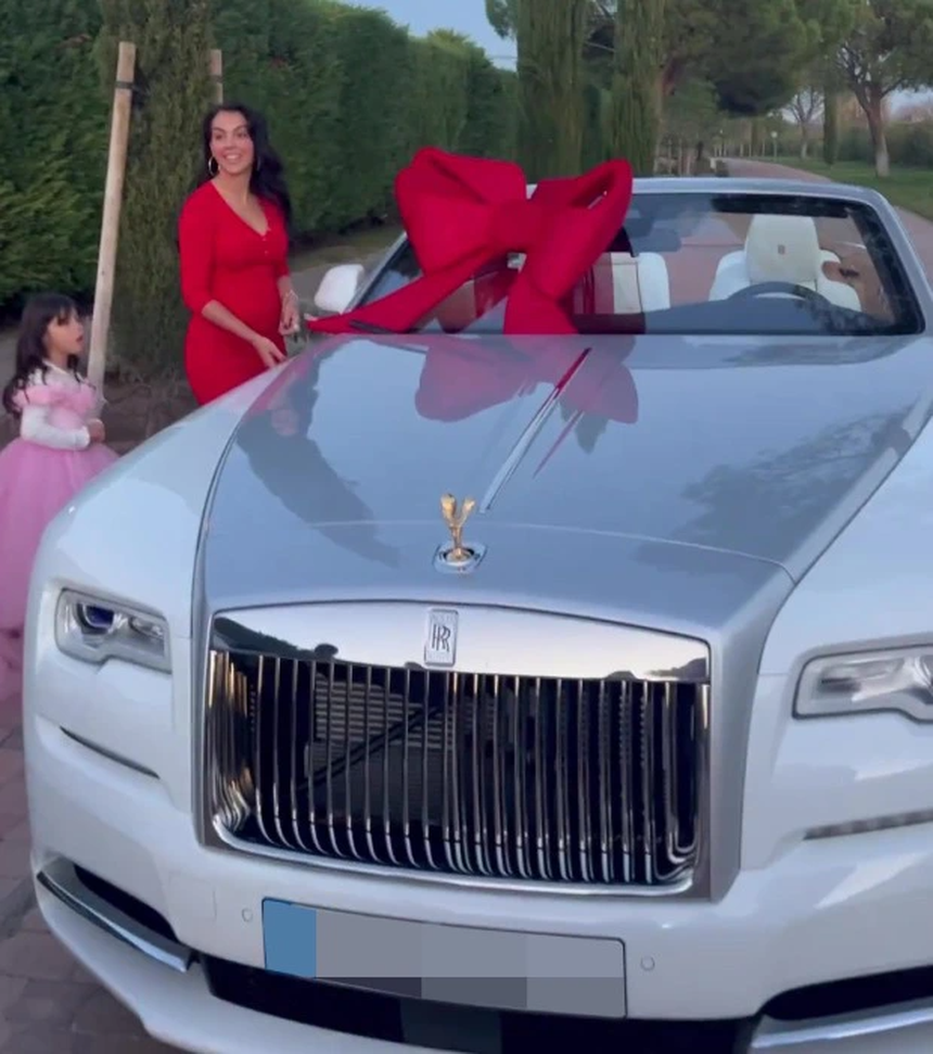 So kè WAG: Bạn gái Ronaldo hơn về độ nổi tiếng nhưng không có được 'danh phận' như vợ Messi - Ảnh 5.