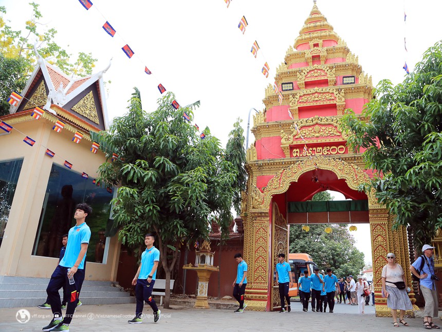 U22 Việt Nam đi chùa cầu may, tập kín trước trận ra quân gặp U22 Lào - Ảnh 2.
