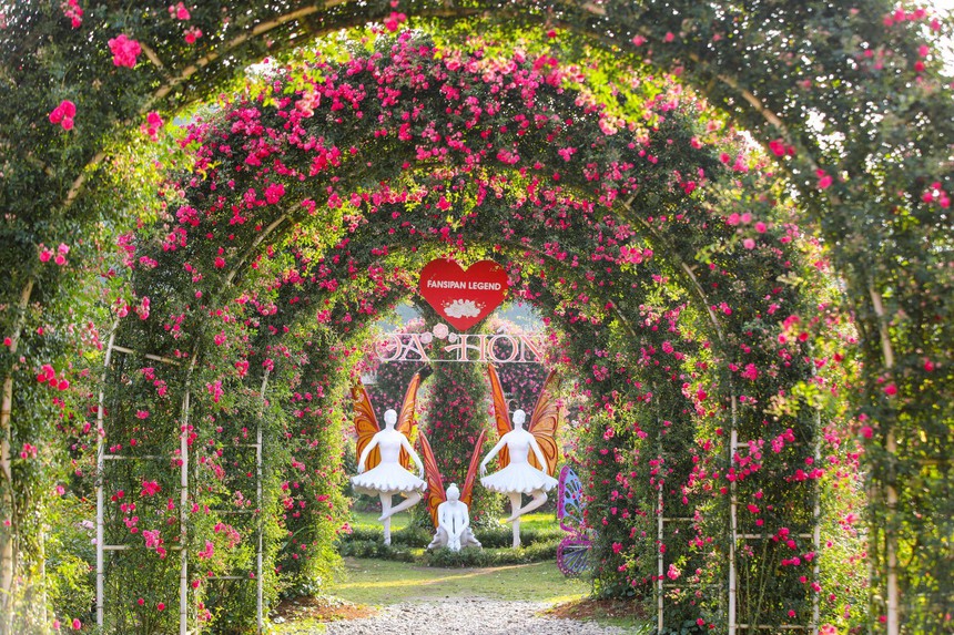 Lễ 30/4: Lên Sa Pa ngắm hàng triệu đoá hồng và "khám phá" văn hóa vùng cao - Ảnh 2.