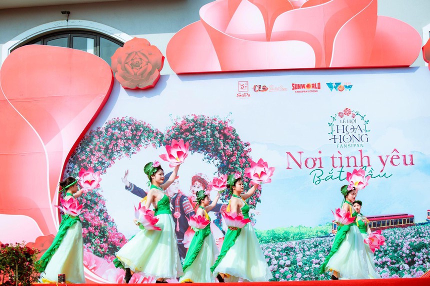 Lễ 30/4: Lên Sa Pa ngắm hàng triệu đoá hồng và "khám phá" văn hóa vùng cao - Ảnh 4.