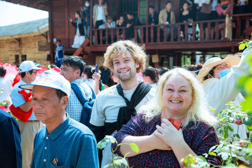 Lễ 30/4: Lên Sa Pa ngắm hàng triệu đoá hồng và "khám phá" văn hóa vùng cao - Ảnh 6.