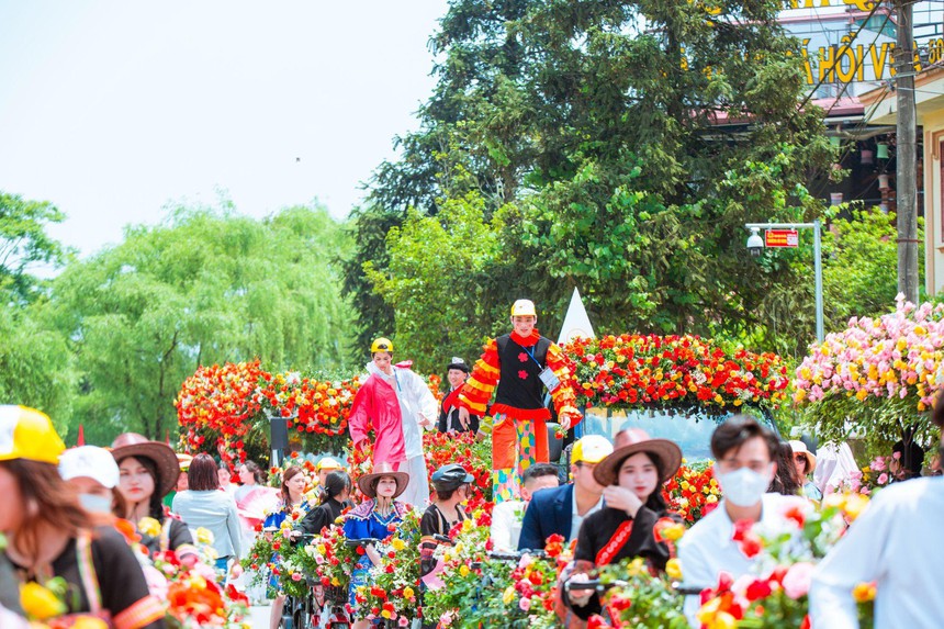 Lễ 30/4: Lên Sa Pa ngắm hàng triệu đoá hồng và "khám phá" văn hóa vùng cao - Ảnh 7.