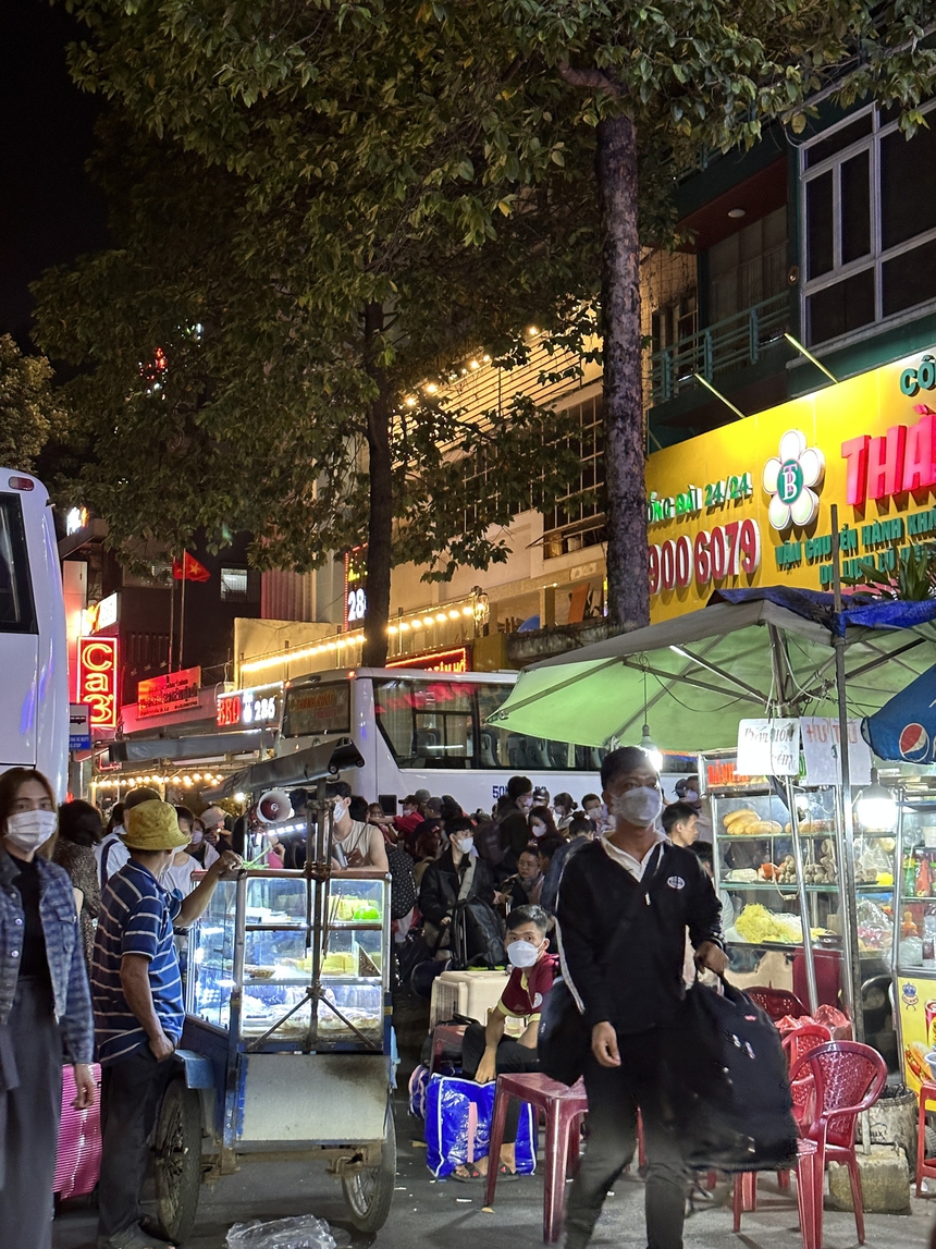 Ngày trước lễ 30/4 - 1/5: đông nghịt người kéo nhau ra bến xe, sân bay sớm tại TP.HCM, cảnh chờ đợi không kém gì Tết ta - Ảnh 8.