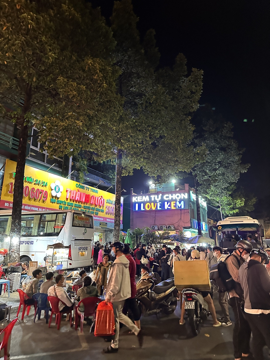 Ngày trước lễ 30/4 - 1/5: đông nghịt người kéo nhau ra bến xe, sân bay sớm tại TP.HCM, cảnh chờ đợi không kém gì Tết ta - Ảnh 7.