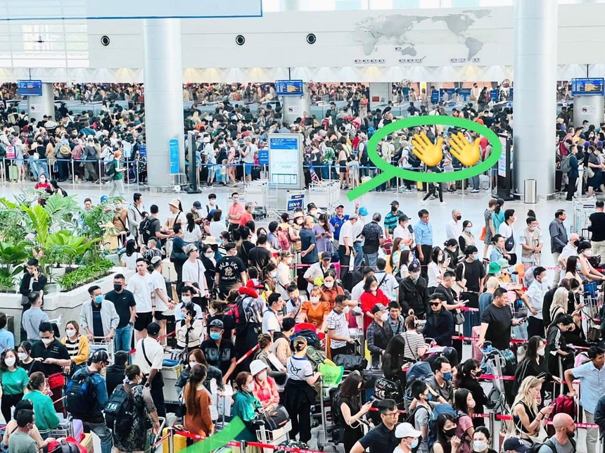 Ngày trước lễ 30/4 - 1/5: đông nghịt người kéo nhau ra bến xe, sân bay sớm tại TP.HCM, cảnh chờ đợi không kém gì Tết ta - Ảnh 4.