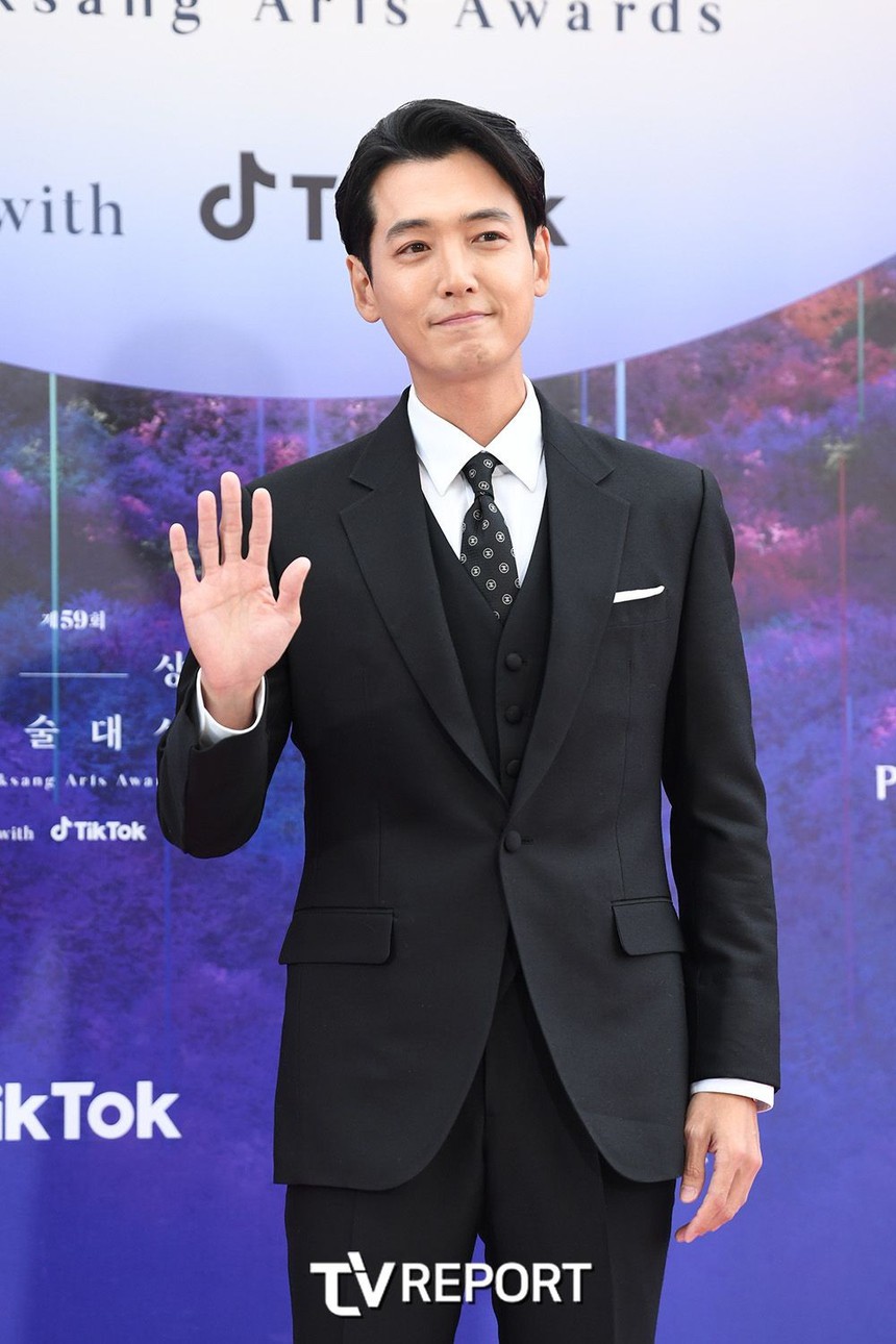 Siêu thảm đỏ Baeksang 2023: Song Hye Kyo tái xuất tựa nữ thần, "ác nữ" Lim Ji Yeon đọ sắc cực gắt với Suzy - IU - Ảnh 22. Siêu thảm đỏ Baeksang 2023: Song Hye Kyo tái xuất tựa nữ thần, "ác nữ" Lim Ji Yeon đọ sắc cực gắt với Suzy - IU - Ảnh 22.