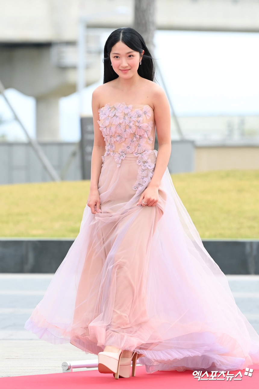 Siêu thảm đỏ Baeksang 2023: Song Hye Kyo tái xuất tựa nữ thần, "ác nữ" Lim Ji Yeon đọ sắc cực gắt với Suzy - IU - Ảnh 28. Siêu thảm đỏ Baeksang 2023: Song Hye Kyo tái xuất tựa nữ thần, "ác nữ" Lim Ji Yeon đọ sắc cực gắt với Suzy - IU - Ảnh 28.