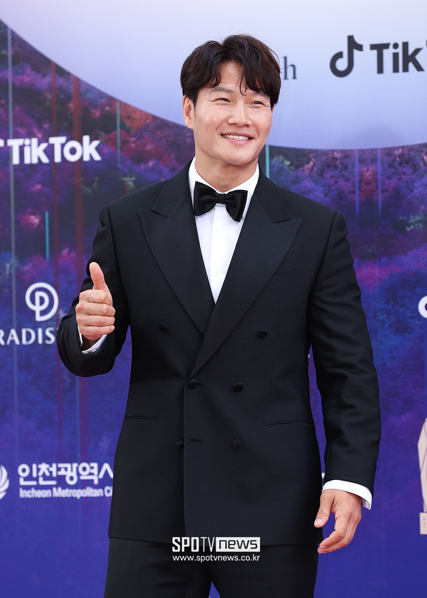 Siêu thảm đỏ Baeksang 2023: Song Hye Kyo tái xuất tựa nữ thần, "ác nữ" Lim Ji Yeon đọ sắc cực gắt với Suzy - IU - Ảnh 17. Siêu thảm đỏ Baeksang 2023: Song Hye Kyo tái xuất tựa nữ thần, "ác nữ" Lim Ji Yeon đọ sắc cực gắt với Suzy - IU - Ảnh 17.