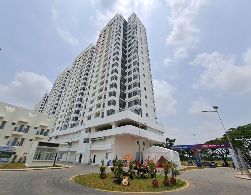 Công nhân Campuchia hối hả dọn rác, trang hoàng khu làng view triệu đô của SEA Games 32 - Ảnh 3. Công nhân Campuchia hối hả dọn rác, trang hoàng khu làng view triệu đô của SEA Games 32 - Ảnh 3.