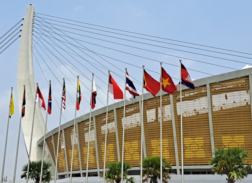 Công nhân Campuchia hối hả dọn rác, trang hoàng khu làng view triệu đô của SEA Games 32 - Ảnh 9. Công nhân Campuchia hối hả dọn rác, trang hoàng khu làng view triệu đô của SEA Games 32 - Ảnh 9.