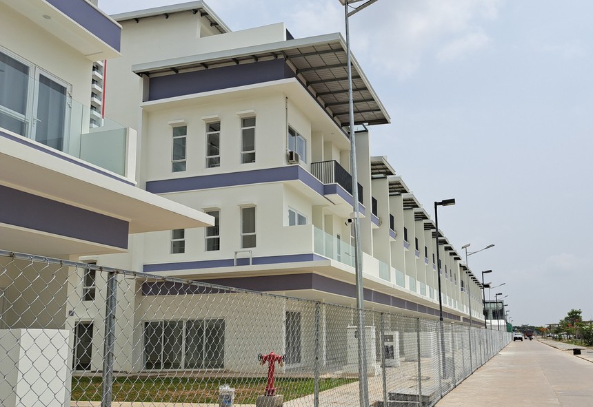 Công nhân Campuchia hối hả dọn rác, trang hoàng khu làng view triệu đô của SEA Games 32 - Ảnh 4. Công nhân Campuchia hối hả dọn rác, trang hoàng khu làng view triệu đô của SEA Games 32 - Ảnh 4.