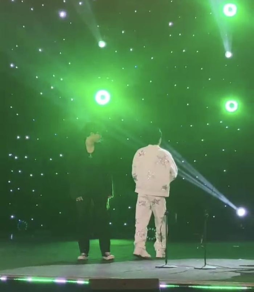 Đang diễn gặp sàn trơn, Mono vẫn được khen ngã ‘mượt’ - Ảnh 4.