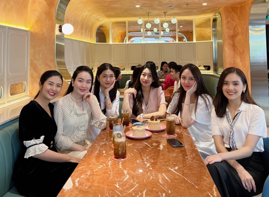 Vợ chủ tịch CLB Hà Nội Đỗ Mỹ Linh hội ngộ với dàn hoa hậu VN, không son phấn nhiều nhưng vẫn nổi bần bật nhất hội - Ảnh 3.