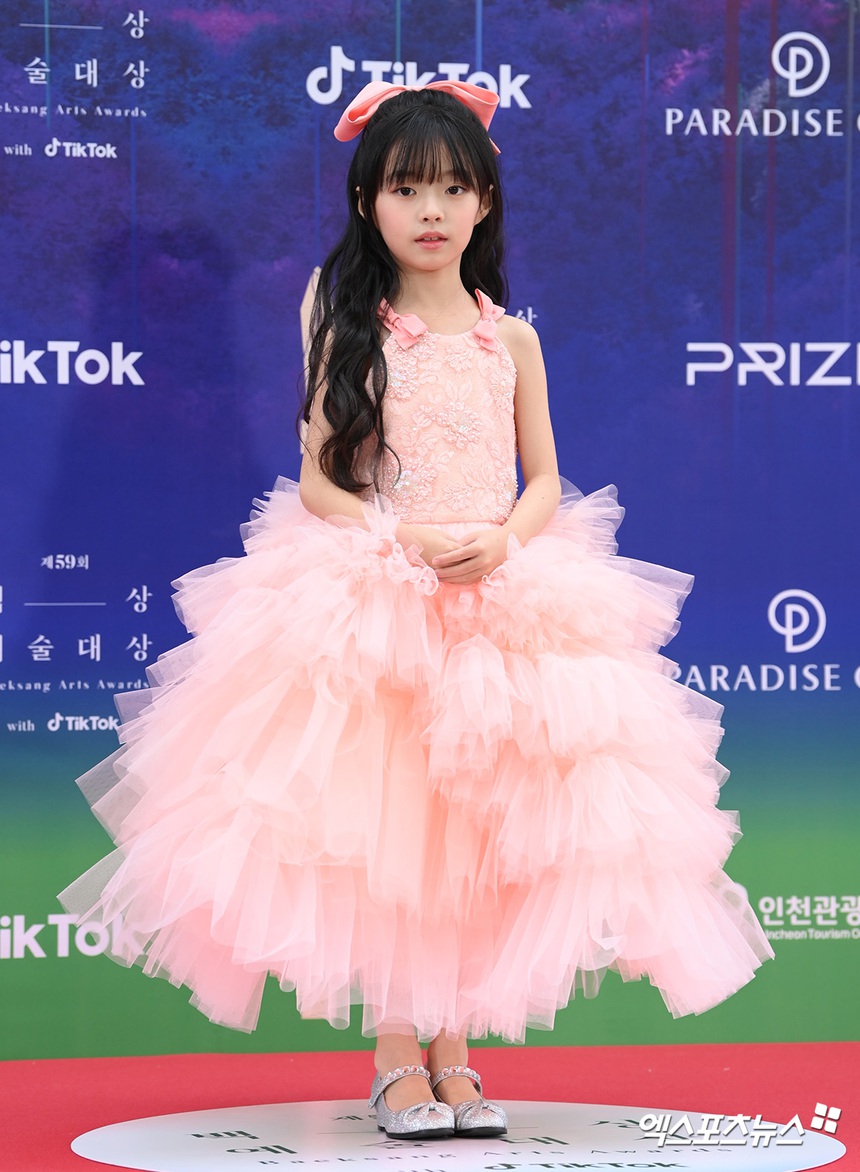 Siêu thảm đỏ Baeksang 2023: Song Hye Kyo tái xuất tựa nữ thần, "ác nữ" Lim Ji Yeon đọ sắc cực gắt với Suzy - IU - Ảnh 16. Siêu thảm đỏ Baeksang 2023: Song Hye Kyo tái xuất tựa nữ thần, "ác nữ" Lim Ji Yeon đọ sắc cực gắt với Suzy - IU - Ảnh 16.