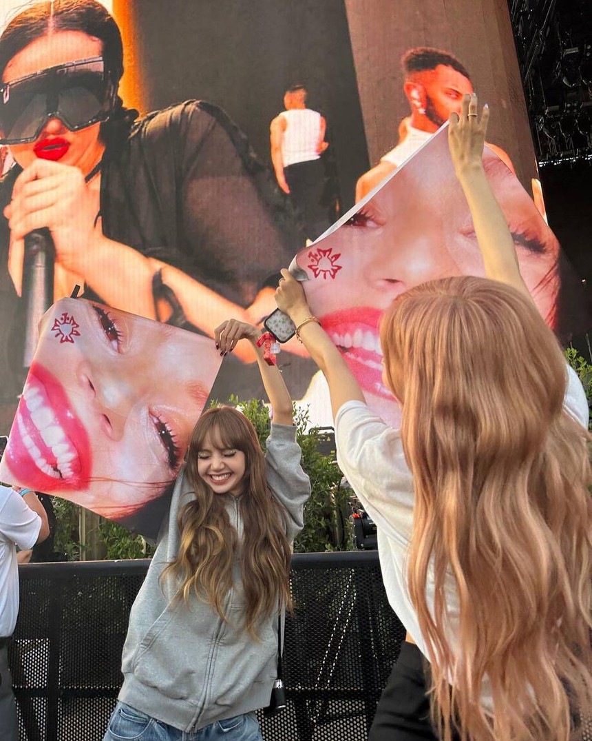 Chỉ ngồi 1 chỗ sương sương, Lisa (BLACKPINK) vẫn khiến fan “đổ rầm rầm” với hình ảnh sexy hiếm thấy - Ảnh 8. Chỉ ngồi 1 chỗ sương sương, Lisa (BLACKPINK) vẫn khiến fan “đổ rầm rầm” với hình ảnh sexy hiếm thấy - Ảnh 8.