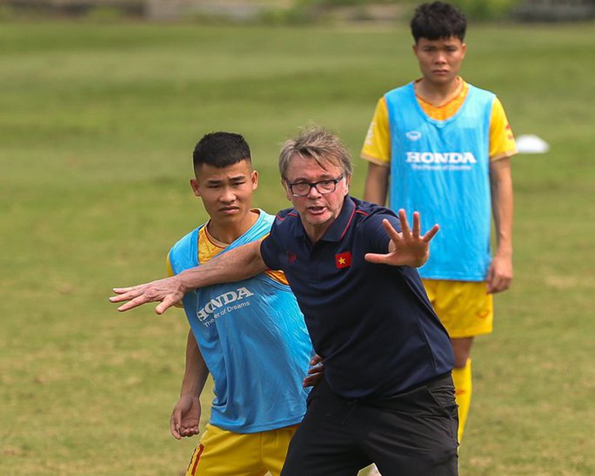 Đằng sau phản ứng nổi cáu của vị trợ lý, U22 Việt Nam thật sự phải dè chừng cả Lào? - Ảnh 2.