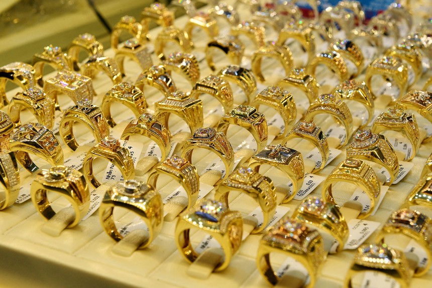 Giá vàng sáng 28/4 giảm 100 nghìn đồng/lượng - Ảnh 1.