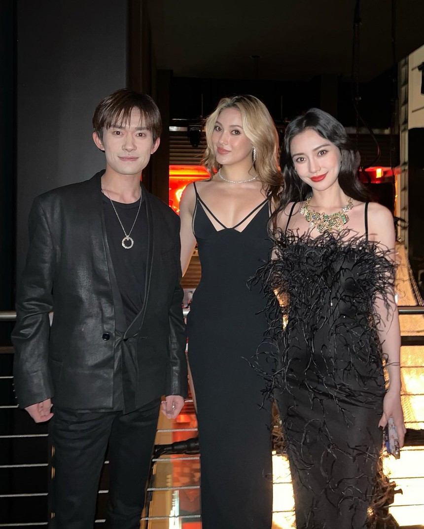 Nhìn ảnh chưa qua chỉnh sửa của Dịch Dương Thiên Tỉ tái sự kiện của Tiffany & Co mà cư dân mạng "giật mình thon thót"  - Ảnh 1.